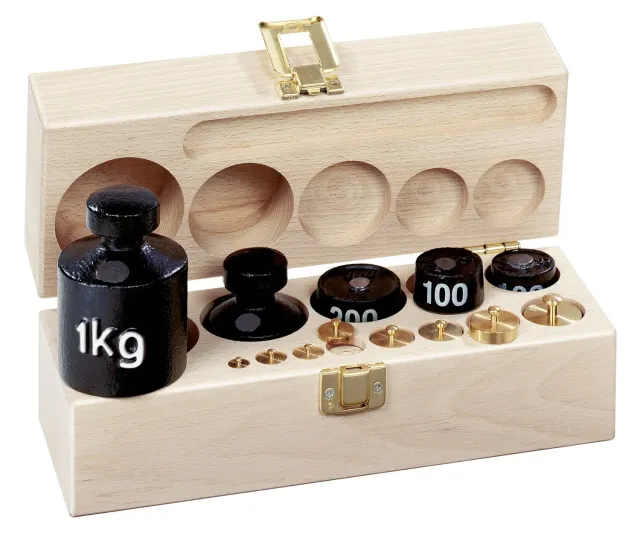 Betzold Gewichtssatz Tafelwaage-Zubehör Messing Holzblock